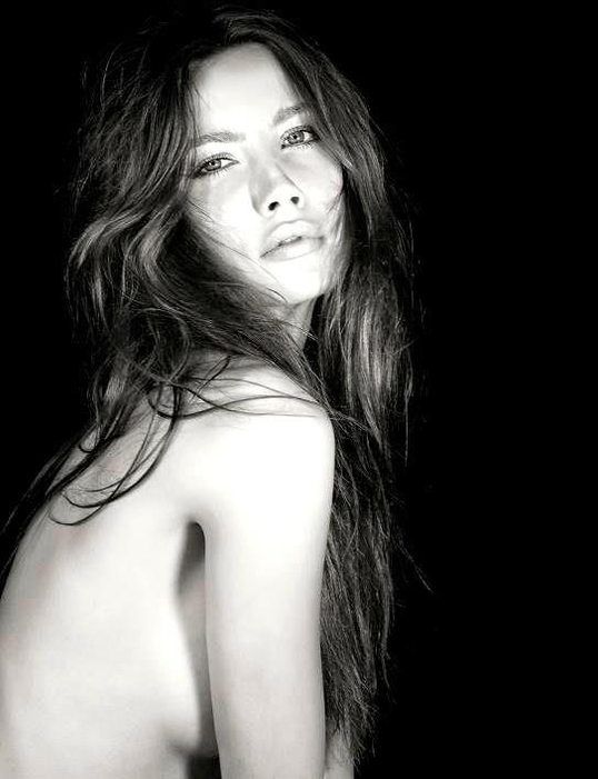 Эстер Саторова голая. Фото - 55