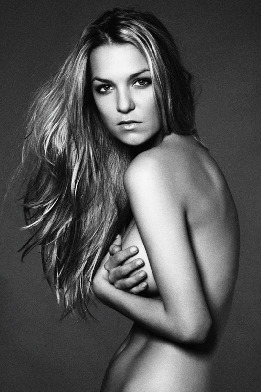 Никола Выкидалова голая. Фото - 10