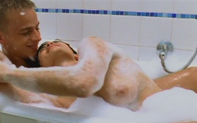 Идил Юнер голая. Фото - 2