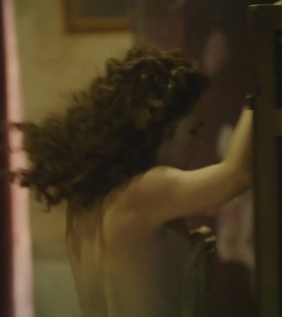 Эмилия Шуле голая. Фото - 20