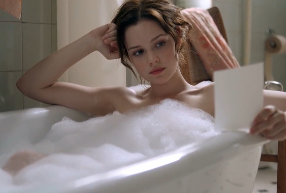 Эмилия Шуле голая. Фото - 4