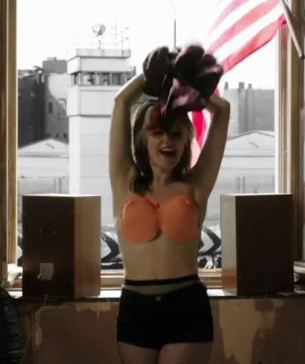 Эмилия Шуле голая. Фото - 6