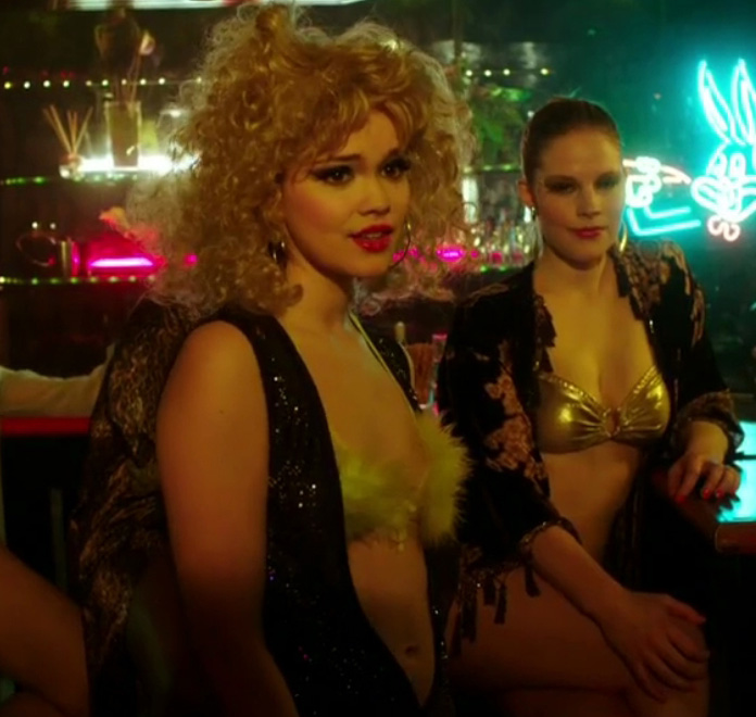 Эмилия Шуле голая. Фото - 7