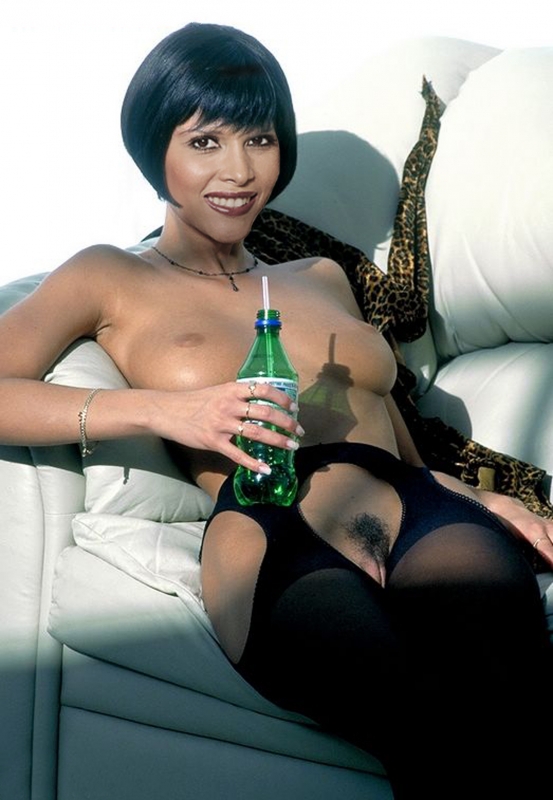 Микаэла Шефер голая. Фото - 15