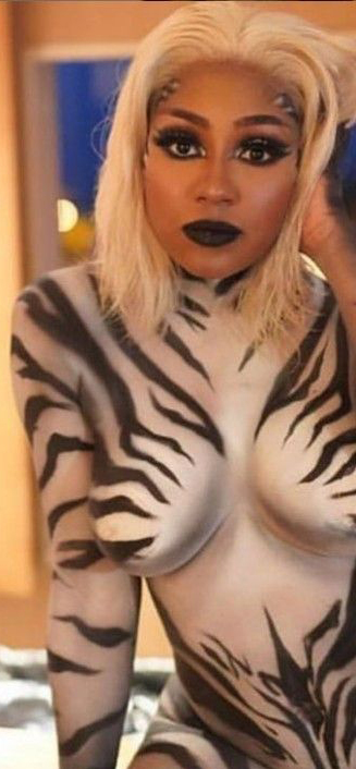 Карди Би голая. Фото - 26