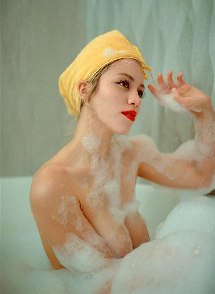 Кэйли Кауэн голая. Фото - 16