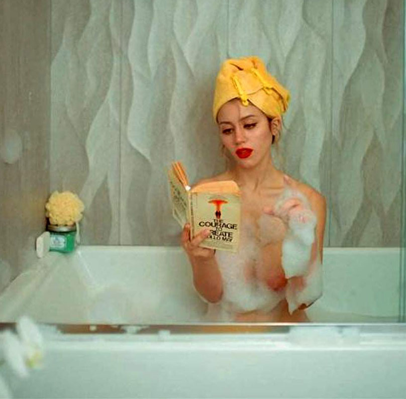 Кэйли Кауэн голая. Фото - 3