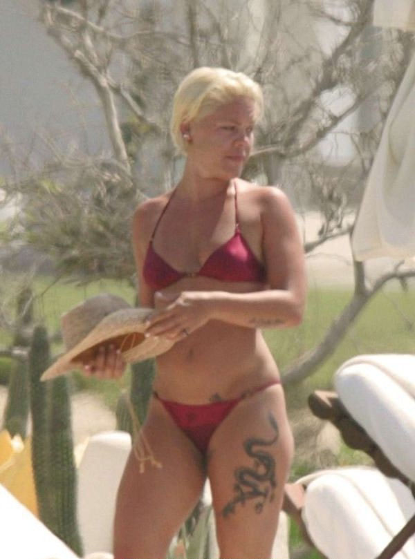 Пинк голая. Фото - 5